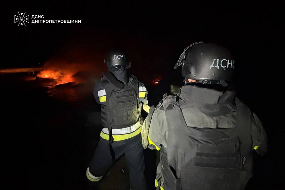 На Дніпропетровщині ліквідували масштабну пожежу, що виникла внаслідок ворожого обстрілу (фото) (4) На Дніпропетровщині ліквідували масштабну пожежу, що виникла внаслідок ворожого обстрілу (фото) (4)