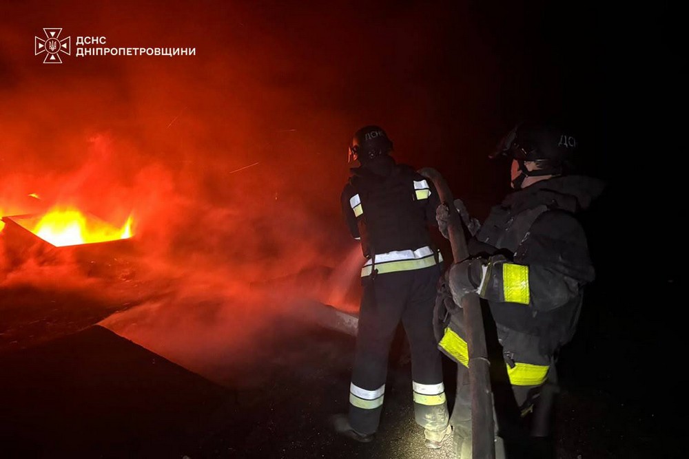 На Дніпропетровщині ліквідували масштабну пожежу, що виникла внаслідок ворожого обстрілу (фото) (6) На Дніпропетровщині ліквідували масштабну пожежу, що виникла внаслідок ворожого обстрілу (фото) (6)