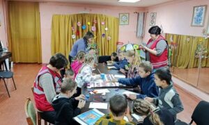 У селі на Нікопольщині Червоний Хрест провів заняття з психосоціальної підтримки для дітей та людей поважного віку (фото)