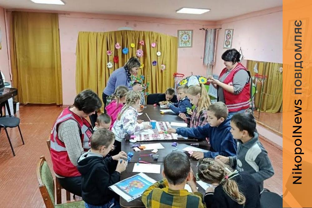 У селі на Нікопольщині Червоний Хрест провів заняття з психосоціальної підтримки для дітей та людей поважного віку (фото)