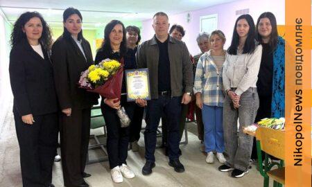 На Нікопольщині педагогів привітали з професійним святом та відзначили за працю (фото)