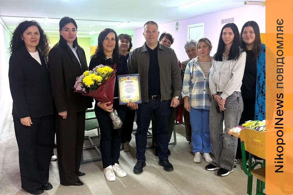 На Нікопольщині педагогів привітали з професійним святом та відзначили за працю (фото)