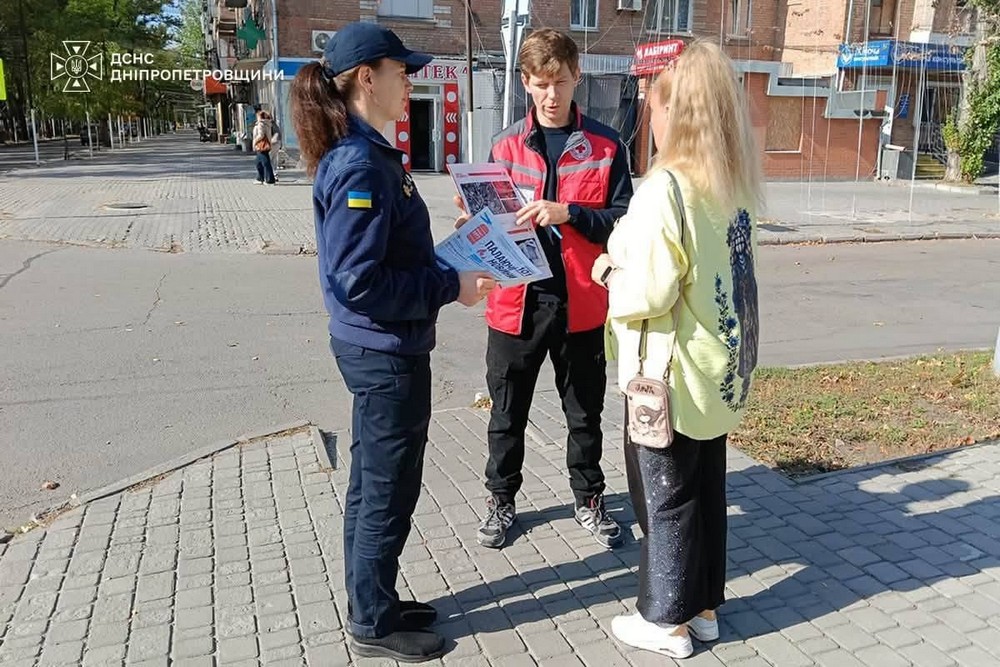 На вулицях Нікополя з людьми провели бесіди (4) На вулицях Нікополя з людьми провели бесіди (4)