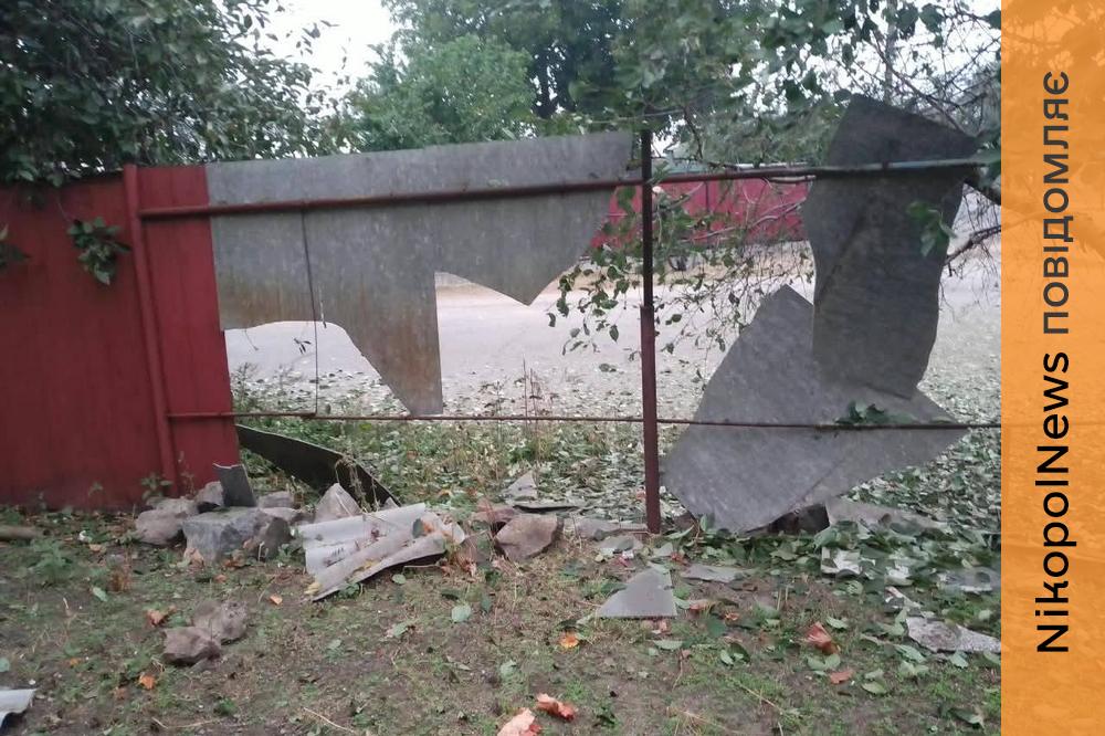 Ворог атакував Нікопольщину, пошкоджено будинок та вантажівку, також під обстрілами були Дніпровський, Криворізький, Синельниківський та Камʼянський райони (фото)
