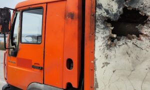 У Нікополі ворог обстріляв житлові будинки, поранений поліцейський: пошкоджено інфраструктуру та адмінбудівлю, під ударами були ще 3 райони області — поліція (фото)