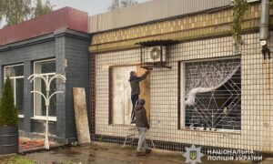 У Нікополі FPV-дрон влучив у заклад культури і поранив людину, у Дніпрі з-під завалів дістали жінку, також під атакою були Криворіжжя та Синельниківщина - поліція (фото)