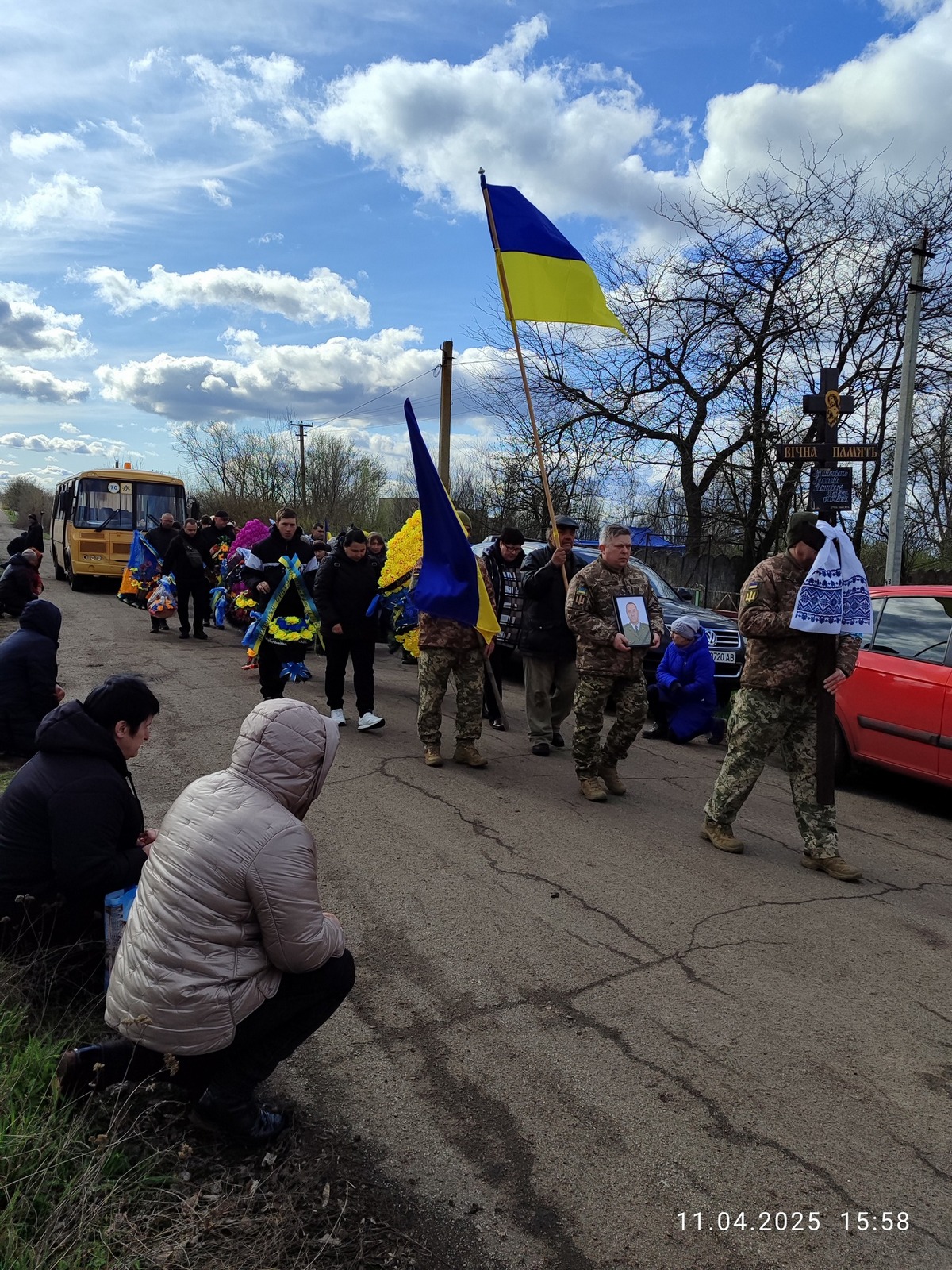 Вбиті росією мешканці Нікопольщини: Захисник з Мозолевської громади Віталій Тишковець сьогодні відзначав би 47-річчя Вбиті росією мешканці Нікопольщини. Захисник з Мозолевської громади Віталій Тишковець 28 жовтня відзначав би своє 47-річчя. Але йому назавжди 45. І сьогодні ми вшановуємо пам’ять Героя. Вбиті росією мешканці Нікопольщини: Віталій Тишковець Житель Мозолевської громади, Тишковець Віталій Іванович 28.10.1979 р.н. героїчно загинув 4 квітня 2025 року, захищаючи Україну від російських окупантів. Він був гарним сином, чоловіком та батьком, але війна обірвала його життя. Захисника провели в останню путь 11 квітня у селі Мендєлєєвка. Попрощатися з ним прийшли рідні, друзі, представники влади Мозолевської громади й односельці. 