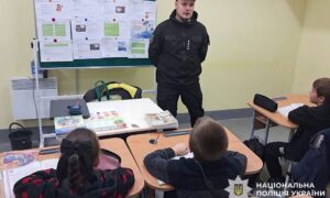 Ювенальні поліцейські Нікопольщини розповіли школярам, як розпізнати небезпеку в інтернеті та де шукати допомогу