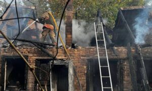 Ворог накрив «Градом» Нікопольщину, є постраждалий, пошкоджено авто та будинки, також під ударами були Дніпровський та Синельниківський райони (фото)