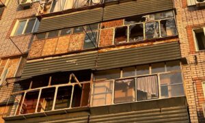 У Нікополі внаслідок атак дронами пошкоджені багатоповерхівка та адмінбудівля, також під обстрілами був район