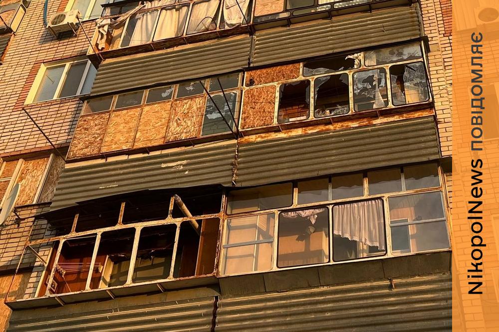 У Нікополі внаслідок атак дронами пошкоджені багатоповерхівка та адмінбудівля, також під обстрілами був район