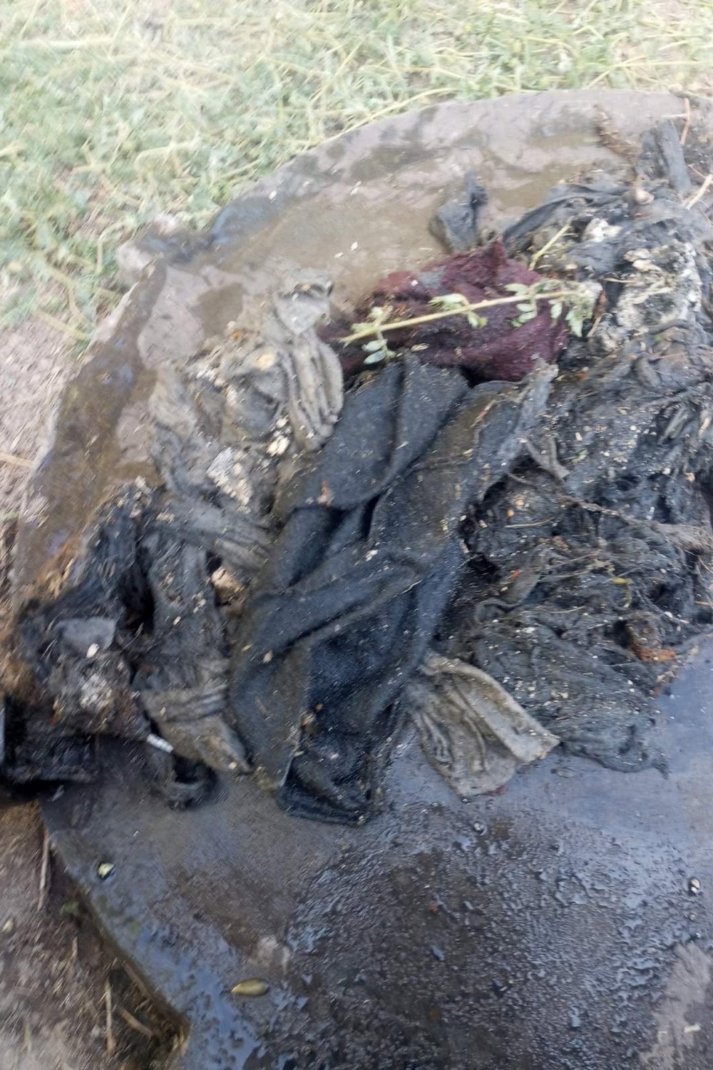 Ось що працівникам водоканалу Нікополя доводиться діставати з каналізації звернення до мешканців (фото) (2) Ось що працівникам водоканалу Нікополя доводиться діставати з каналізації звернення до мешканців (фото) (2)