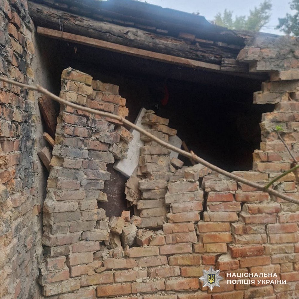 Скинули боєприпас з FPV дрона на дітей і вбили хлопчика на Нікопольщині, багато поранених у районі і області – подробиці кривавих атак окупантів від поліції (фото) (16)