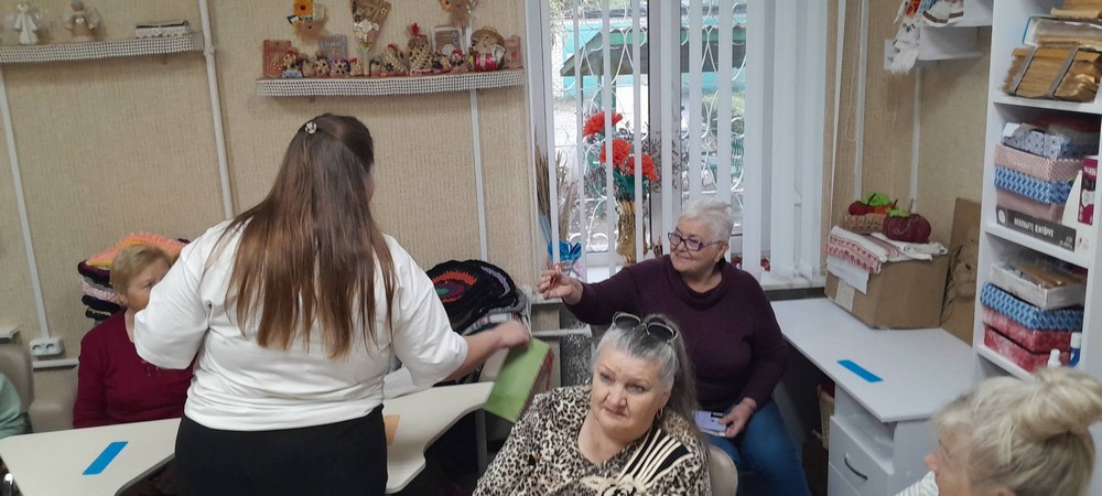 Стильний аксесуар власноруч у Нікополі підопічні терцентру навчилися виготовляти припинду (фото) (2)