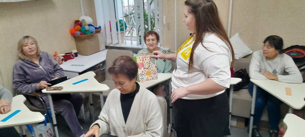 Стильний аксесуар власноруч у Нікополі підопічні терцентру навчилися виготовляти припинду (фото) (3)