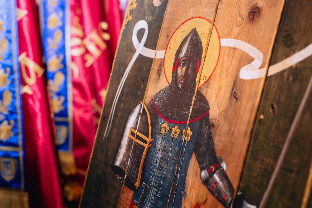 У Дніпрі представили незвичайну і щемливу експозицію «Ікони на ящиках з під набоїв» з іменами полеглих бійців. (6) У Дніпрі представили незвичайну і щемливу експозицію «Ікони на ящиках з під набоїв» з іменами полеглих бійців. (6)