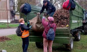 У Марганці закривали вибиті вікна після обстрілів, прибирали вулиці та доглядали за деревами (фото)