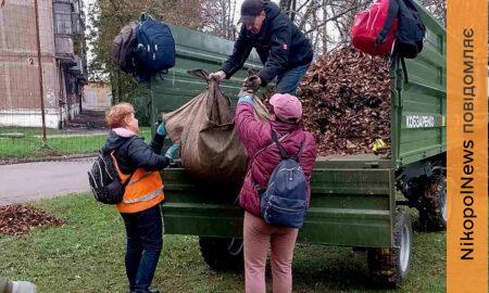 У Марганці закривали вибиті вікна після обстрілів, прибирали вулиці та доглядали за деревами (фото)