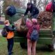 У Марганці закривали вибиті вікна після обстрілів, прибирали вулиці та доглядали за деревами (фото)