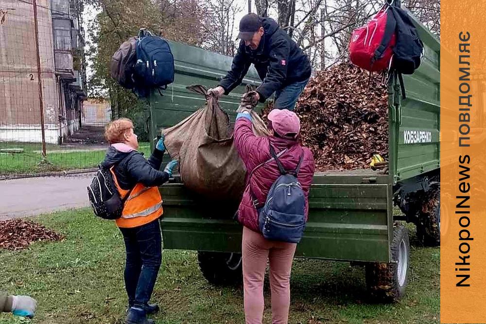 У Марганці закривали вибиті вікна після обстрілів, прибирали вулиці та доглядали за деревами (фото)