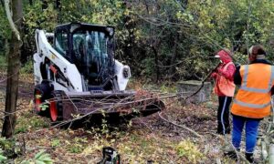У Марганці комунальники прибирали місто та ліквідовували наслідки обстрілів (фото)