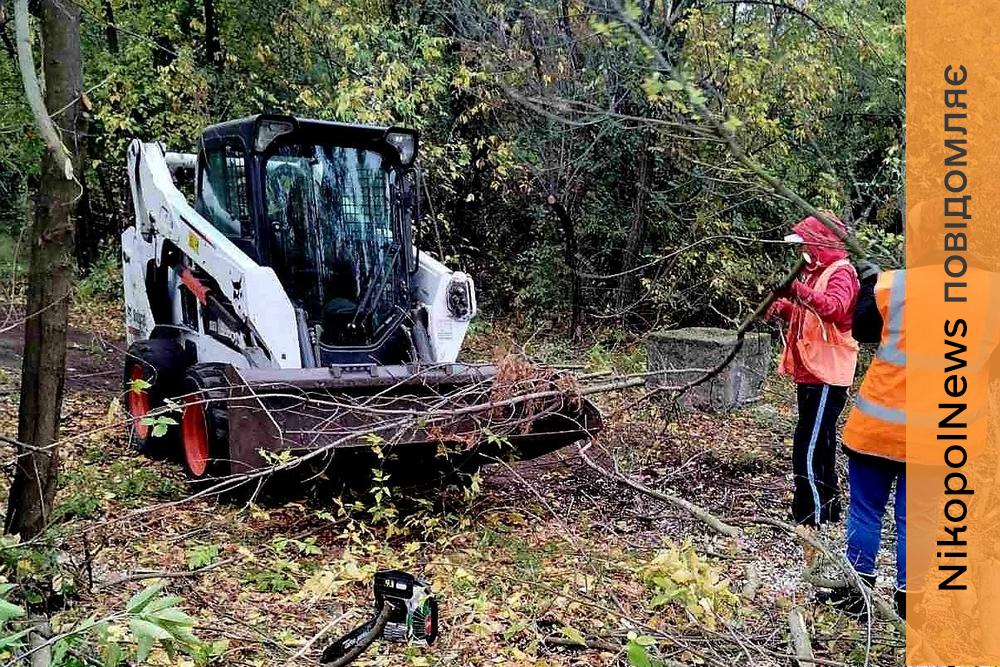 У Марганці комунальники прибирали місто та ліквідовували наслідки обстрілів (фото)