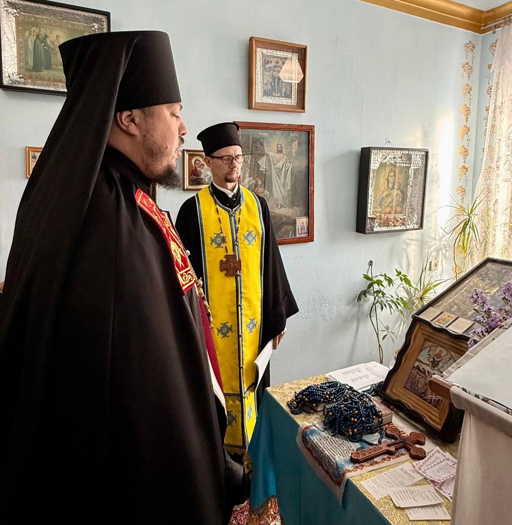У Марганці влада передала капличку УПЦ МП Православній церкві України там звершили спільну молитву (13)