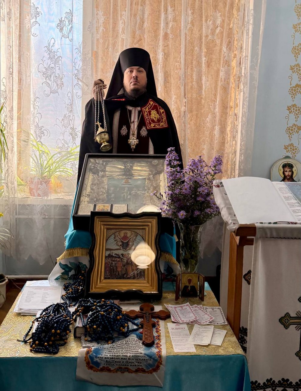 У Марганці влада передала капличку УПЦ МП Православній церкві України там звершили спільну молитву (14)