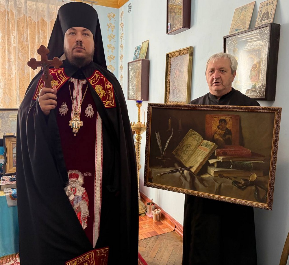 У Марганці влада передала капличку УПЦ МП Православній церкві України там звершили спільну молитву (4)