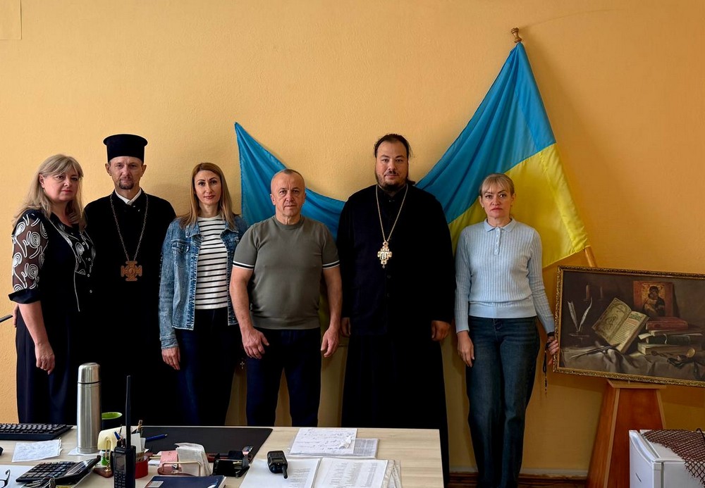 У Марганці влада передала капличку УПЦ МП Православній церкві України там звершили спільну молитву (5)