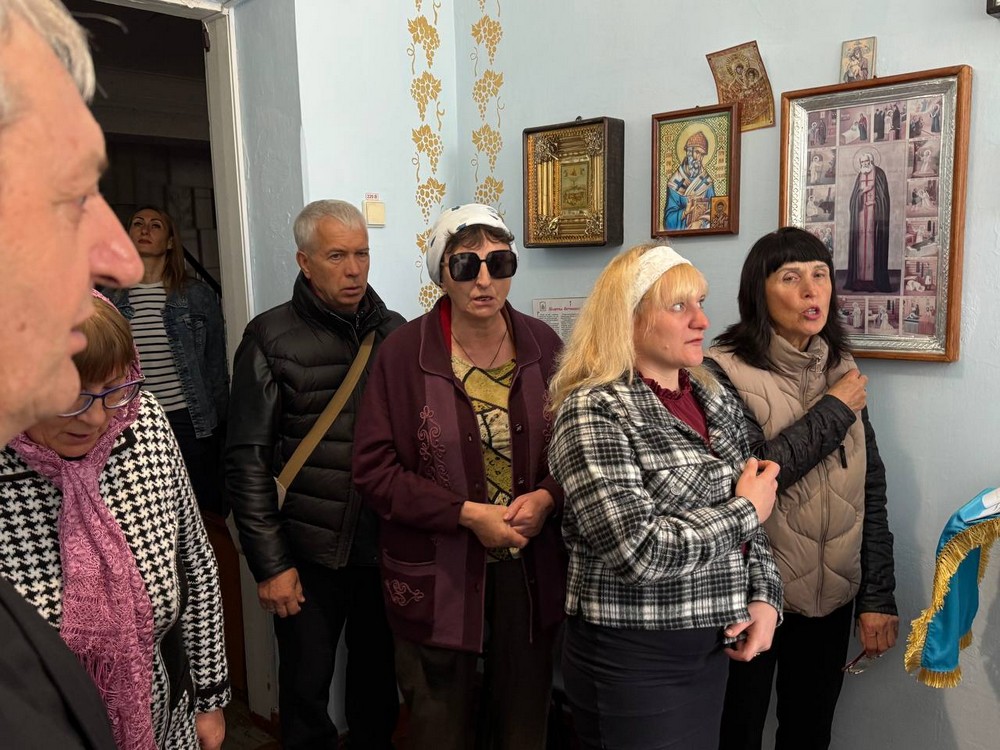 У Марганці влада передала капличку УПЦ МП Православній церкві України там звершили спільну молитву (6)