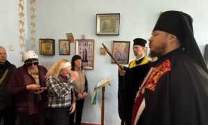 У Марганці влада передала капличку УПЦ МП Православній церкві України там звершили спільну молитву (7)