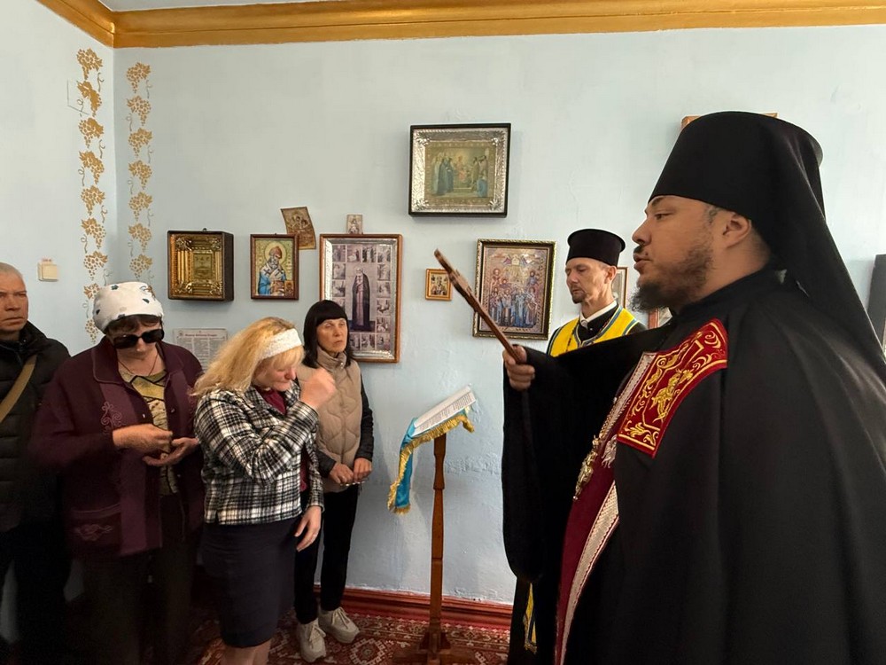 У Марганці влада передала капличку УПЦ МП Православній церкві України там звершили спільну молитву (7)