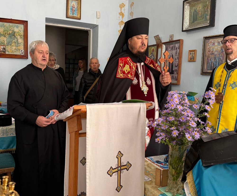 У Марганці влада передала капличку УПЦ МП Православній церкві України там звершили спільну молитву (8)