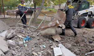 «У пріоритеті — оперативне усунення наслідків обстрілів»: як у Нікополі працюють комунальники цього тижня (фото)