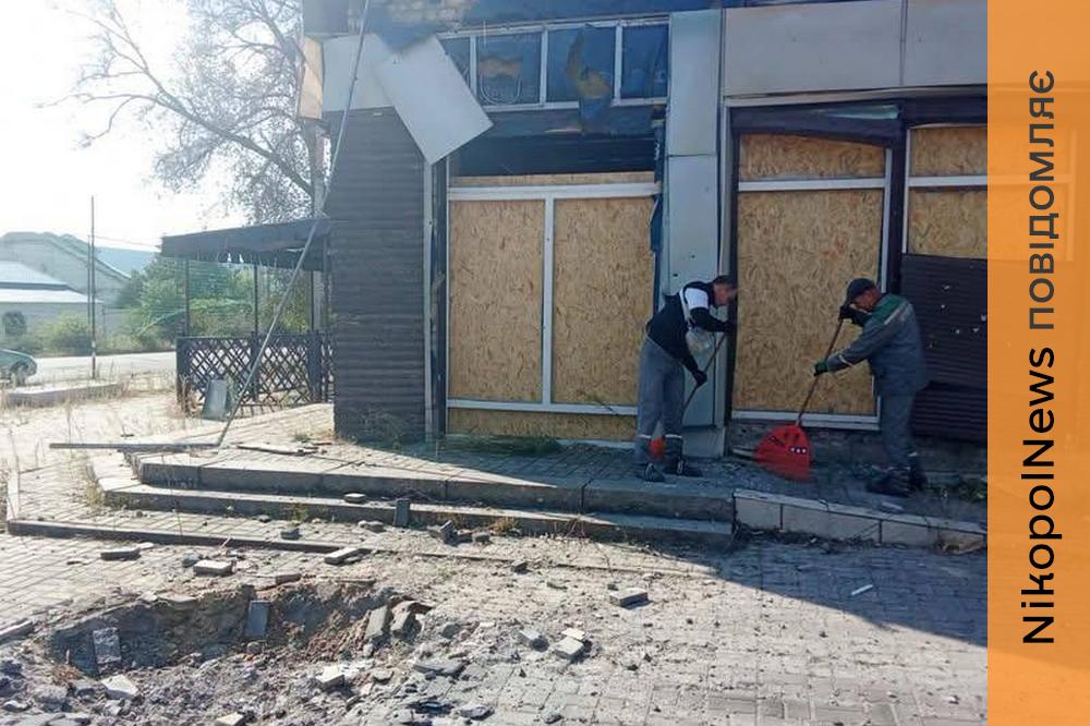 Вибиті вікна, пошкоджені дахи та вибоїни: що у Нікополі ремонтують комунальники (фото)
