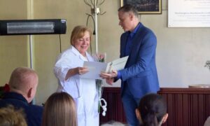 У Нікополі Центр первинної медико-санітарної допомоги відзначив 15-річчя: працівників привітали представники міської влади (фото)