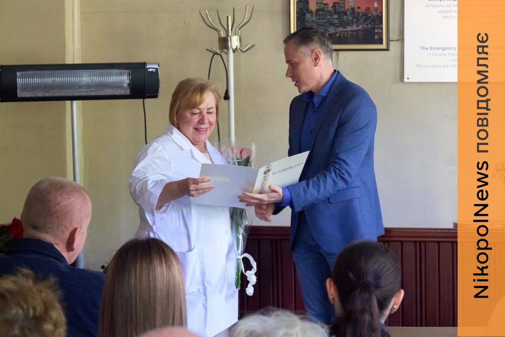 У Нікополі Центр первинної медико-санітарної допомоги відзначив 15-річчя: працівників привітали представники міської влади (фото)