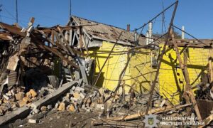 У Нікополі ворог вдарив по адмінбудівлі, сьогодні вранці атакував FPV-дроном правоохоронців у селі Покровської громади, є поранений на Синельниківщині — поліція (фото)