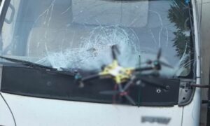 У Нікополі та районі ворог бив по авто: одна людина загинула, 3 постраждали, сьогодні у Кривому Розі атакували лікарню, є поранені — поліція (фото)