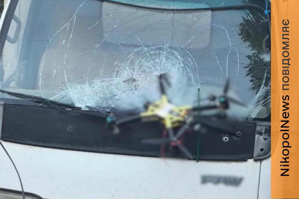У Нікополі та районі ворог бив по авто: одна людина загинула, 3 постраждали, сьогодні у Кривому Розі атакували лікарню, є поранені — поліція (фото)