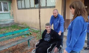 «Ваша турбота стала для мене надзвичайно важливою»: у Нікополі чоловік, який втратив кінцівку, отримав крісло колісне (фото)