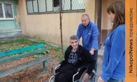 «Ваша турбота стала для мене надзвичайно важливою»: у Нікополі чоловік, який втратив кінцівку, отримав крісло колісне (фото)