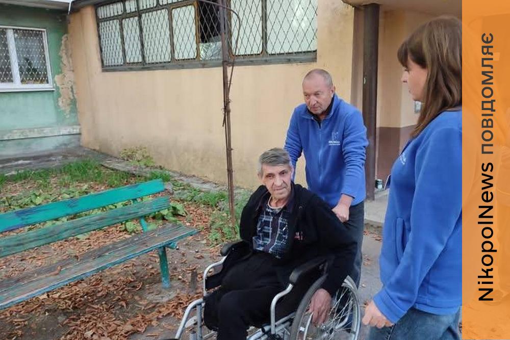 «Ваша турбота стала для мене надзвичайно важливою»: у Нікополі чоловік, який втратив кінцівку, отримав крісло колісне (фото)