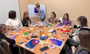 У Нікополі діти малювали вечірнє небо на занятті арт-студії (фото)