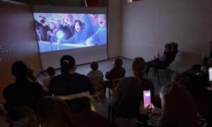 Попкорн, квитки та кіно: у Нікополі провели безкоштовний кіновечір (фото)