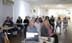 Як розпізнати насильство та захистити себе: у Нікополі провели зустрічі для працівниць заводу (фото)