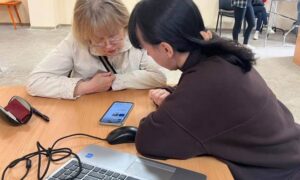 У Нікополі можна безкоштовно отримати допомогу зі смартфоном: куди звертатися (фото)