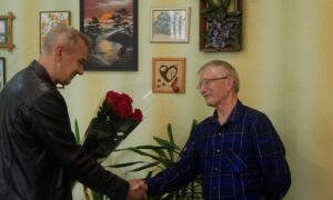 Понад 40 років навчає дітей і відкриває їм Україну: у Покрові привітали Почесного громадянина міста Олександра Казаріна (фото)