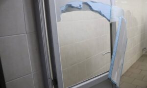 У Покрові знову пошкодили громадську вбиральню біля ТЦ «Покров»: мешканців закликають берегти спільне майно (фото)